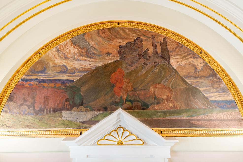 Vilhelma Purvī&scaron;a sienu gleznojums &ldquo;Kokneses pilsdrupas&rdquo; (1907) Latvijas Nacionālā mākslas muzeja 3. stāva vestibilā. 2022. Foto: Valters Lācis