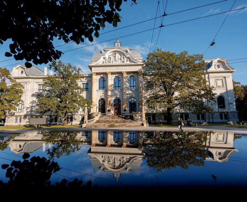 Latvijas Nacionālā mākslas muzeja galvenās ēkas fasāde. 2025. Foto: Kaspars Teilāns