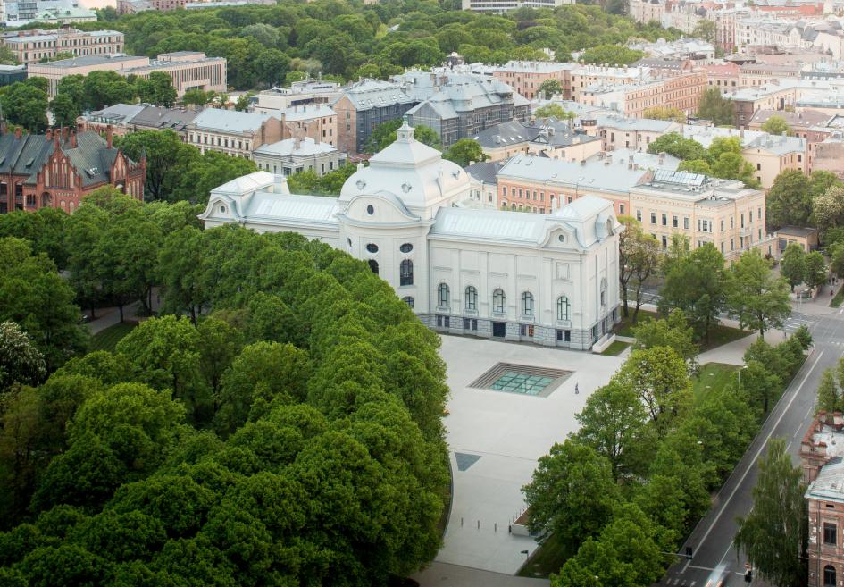 Latvijas Nacionālā mākslas muzeja galvenā ēka no parka puses. 2016. Foto: Norberts Tukajs (Norbert Tukaj)