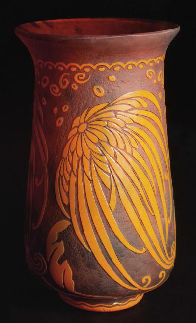 Vase with engraved stylized floral motif. 1924. Esterkin family collection. Publicity photo