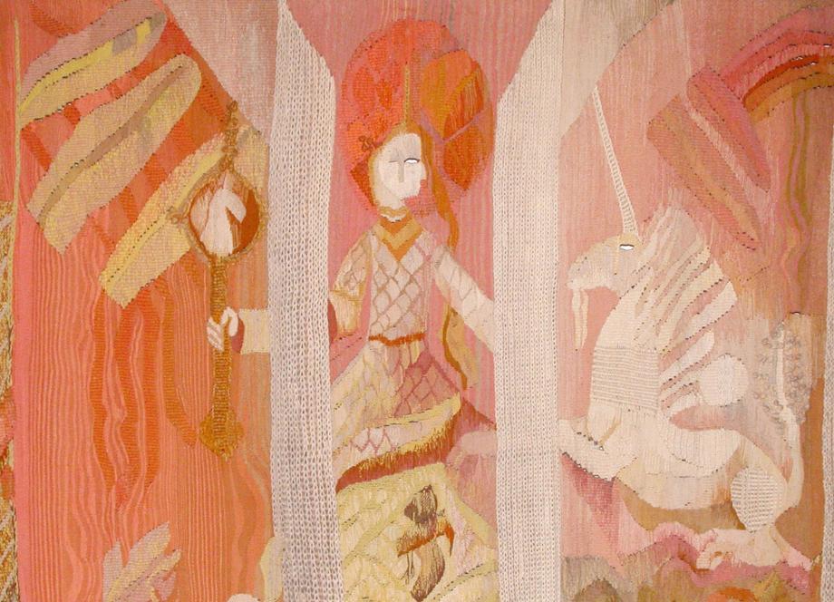 Gobelēns siltos rozā un oranžos toņos ar stilizētu figūru, vienradzi un dekoratīviem ornamentiem.