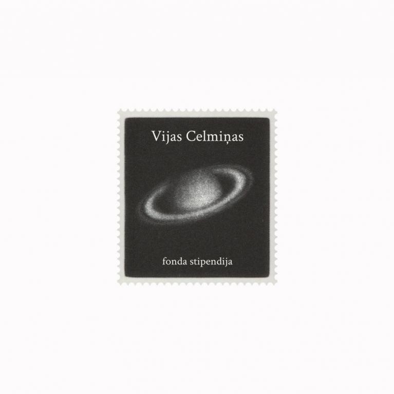 Melnbalts pastmarkas formas attēls ar planētas motīvu un tekstu “Vijas Celmiņas fonda stipendija” uz gaiša fona.