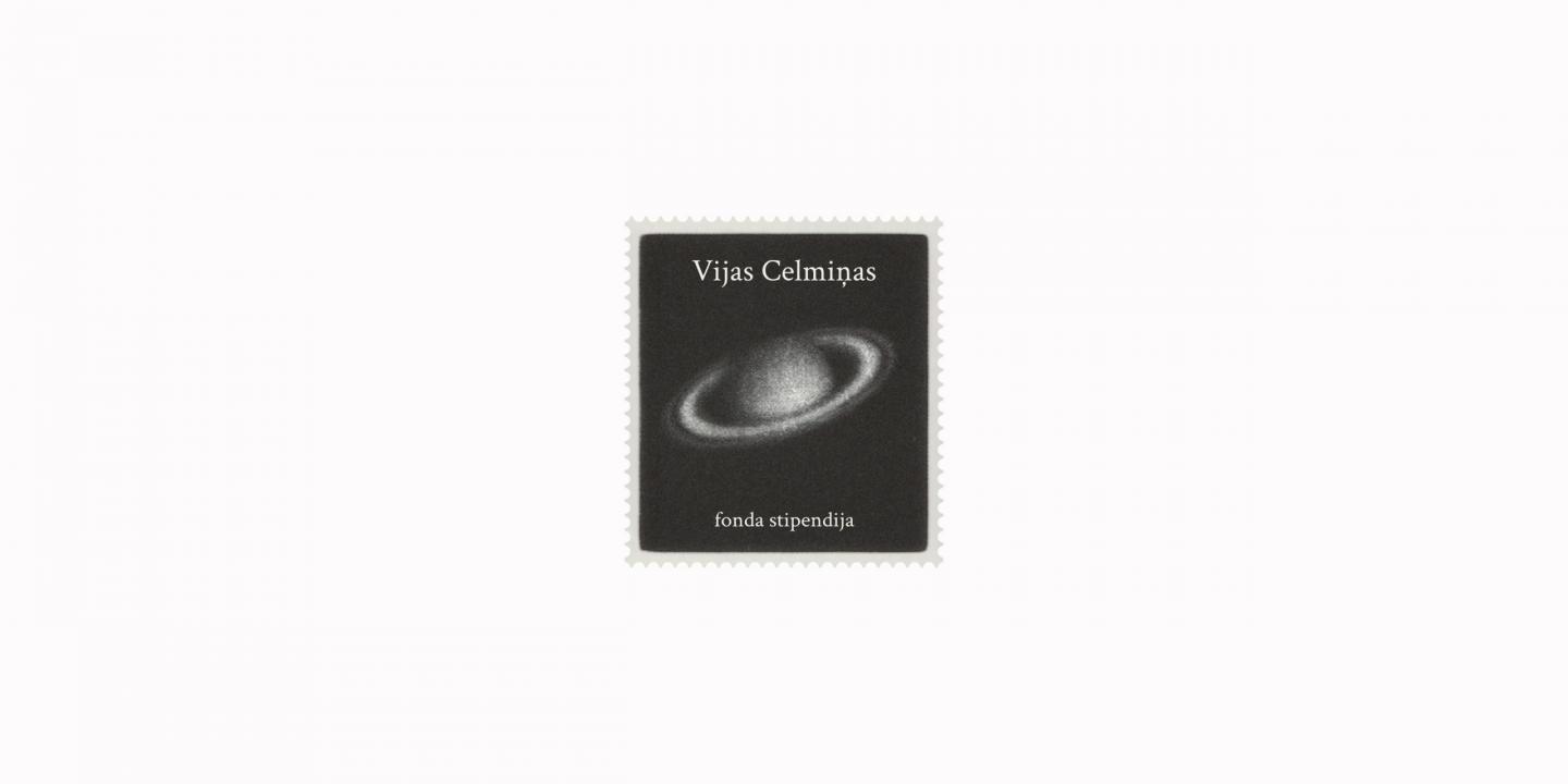 Melnbalts pastmarkas formas attēls ar planētas motīvu un tekstu “Vijas Celmiņas fonda stipendija” uz gaiša fona.