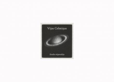 Melnbalts pastmarkas formas attēls ar planētas motīvu un tekstu “Vijas Celmiņas fonda stipendija” uz gaiša fona.