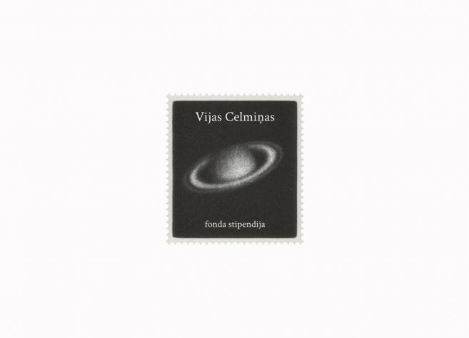 Melnbalts pastmarkas formas attēls ar planētas motīvu un tekstu “Vijas Celmiņas fonda stipendija” uz gaiša fona.