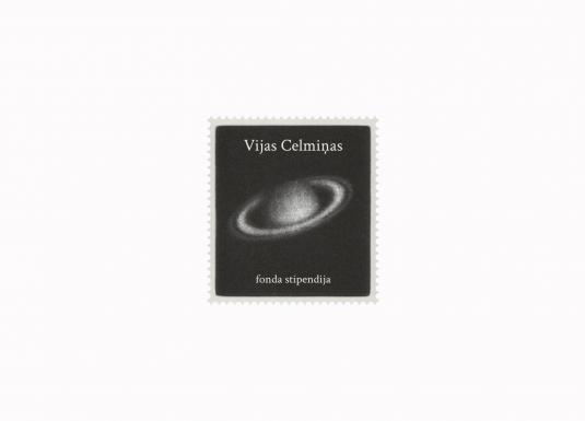 Melnbalts pastmarkas formas attēls ar planētas motīvu un tekstu “Vijas Celmiņas fonda stipendija” uz gaiša fona.