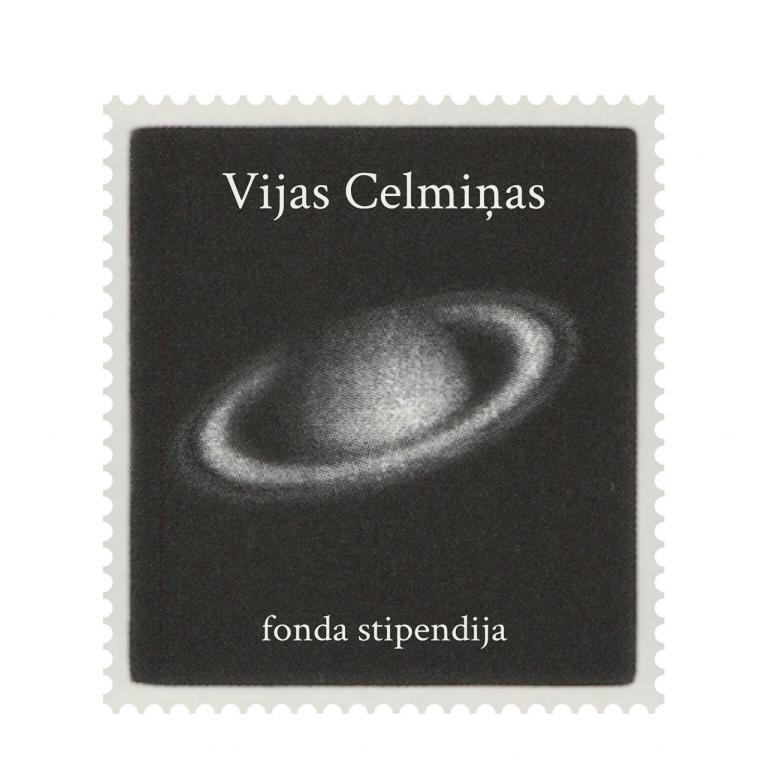 Melnbalts pastmarkas formas attēls ar planētas motīvu un tekstu “Vijas Celmiņas fonda stipendija” uz gaiša fona.
