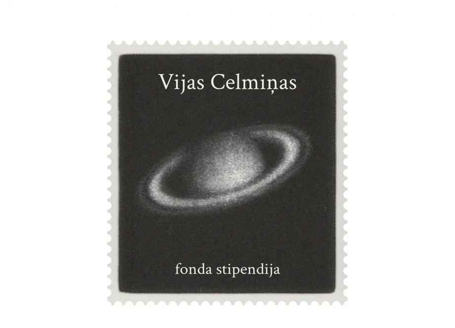Melnbalts pastmarkas formas attēls ar planētas motīvu un tekstu “Vijas Celmiņas fonda stipendija” uz gaiša fona.