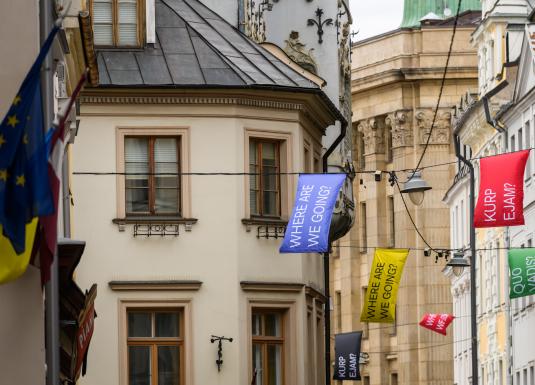 No Dekoratīvās mākslas un dizaina muzeja līdz Mākslas muzejam RĪGAS BIRŽA atklāta tekstilmākslas triennāles “Karogu iela”