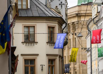 No Dekoratīvās mākslas un dizaina muzeja līdz Mākslas muzejam RĪGAS BIRŽA atklāta tekstilmākslas triennāles “Karogu iela”