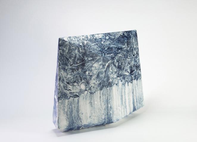 Abstrakta melnbalta kompozīcija ar koncentriskām, viļņveida līnijām un tumšu, savītu formu centrā.