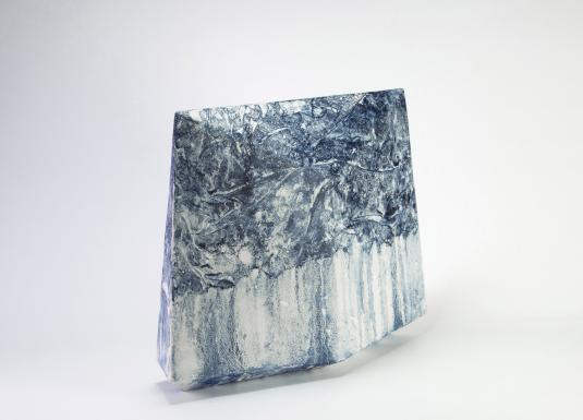 Abstrakta melnbalta kompozīcija ar koncentriskām, viļņveida līnijām un tumšu, savītu formu centrā.