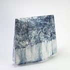 Abstrakta melnbalta kompozīcija ar koncentriskām, viļņveida līnijām un tumšu, savītu formu centrā.