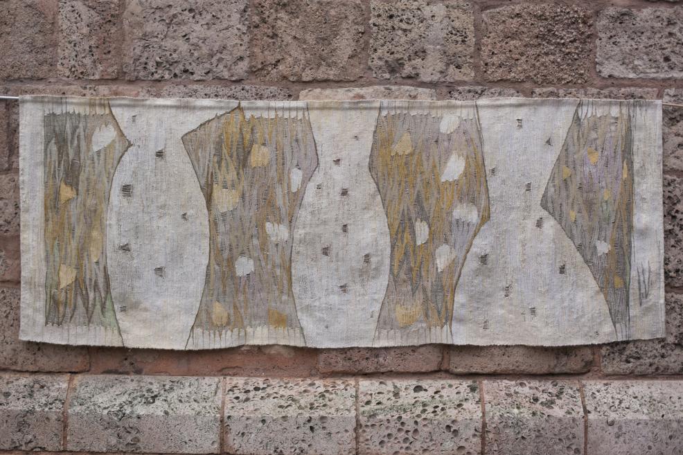 Iveta Vecenāne. Dzintara lasītāji. 2014. No kolekcijas &ldquo;Kas dzintaram vēl padomā?&rdquo; (2014&ndash;2019). Dzintara pavediens, vilna, lins, zīds. Foto: Didzis Grodzs