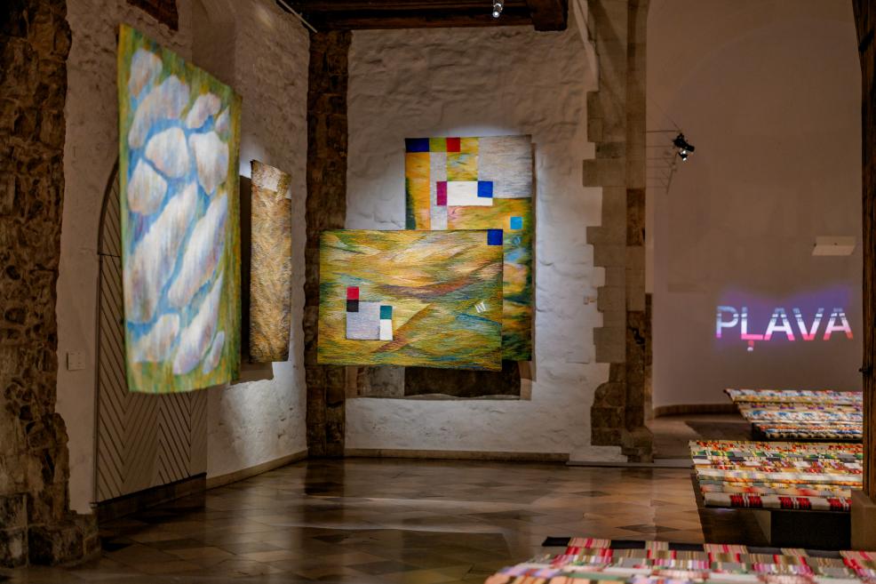 Izstāde &ldquo;Pļava. Ivetas Vecenānes gobelēni un Latvijas novadu amata meistaru segas&rdquo; Dekoratīvās mākslas un dizaina muzejā. 2025. Foto: Kaspars Teilāns