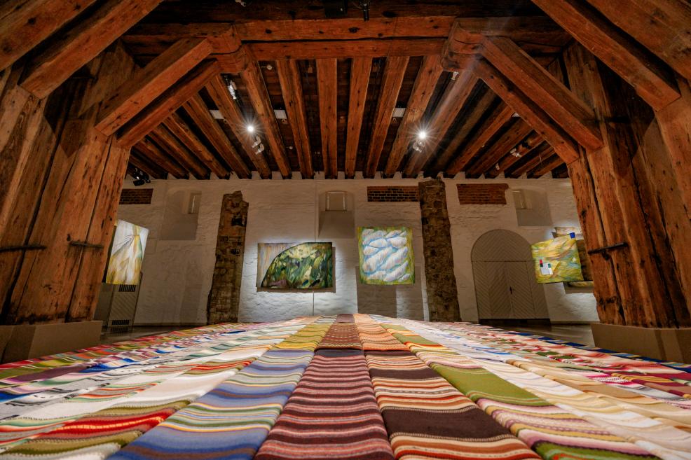 Izstāde &ldquo;Pļava. Ivetas Vecenānes gobelēni un Latvijas novadu amata meistaru segas&rdquo; Dekoratīvās mākslas un dizaina muzejā. 2025. Foto: Kaspars Teilāns