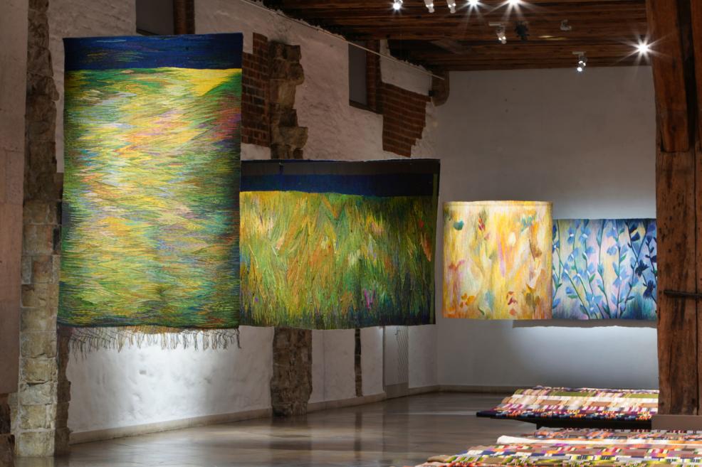 Izstāde &ldquo;Pļava. Ivetas Vecenānes gobelēni un Latvijas novadu amata meistaru segas&rdquo; Dekoratīvās mākslas un dizaina muzejā. 2025. Foto: Kaspars Teilāns