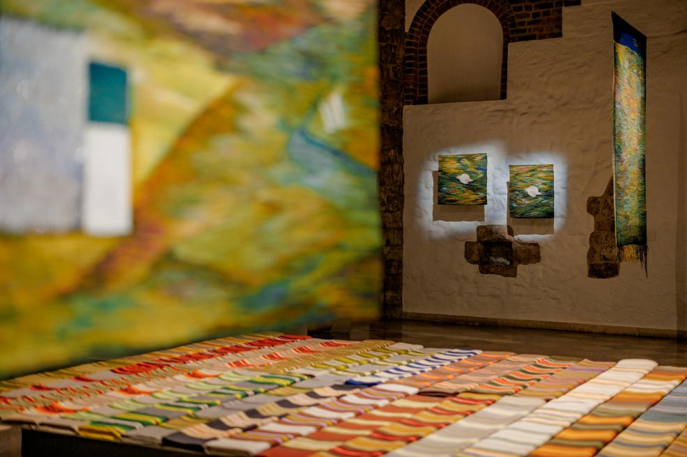 Izstāde &ldquo;Pļava. Ivetas Vecenānes gobelēni un Latvijas novadu amata meistaru segas&rdquo; Dekoratīvās mākslas un dizaina muzejā. 2025. Foto: Kaspars Teilāns