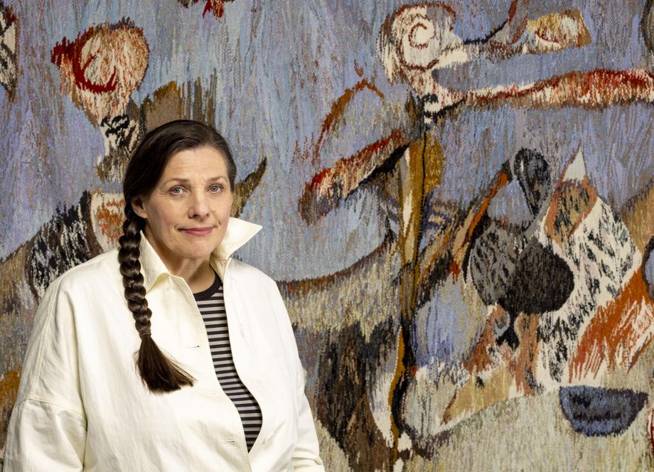 Iveta Vecenāne pie sava tekstildarba &ldquo;Marka Rotko motīvs&rdquo; (2024) no kolekcijas &ldquo;Rotko&rdquo; (2024&ndash;2026). 2025. Foto: Didzis Grodzs