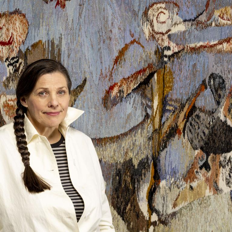 Iveta Vecenāne pie sava tekstildarba &ldquo;Marka Rotko motīvs&rdquo; (2024) no kolekcijas &ldquo;Rotko&rdquo; (2024&ndash;2026). 2025. Foto: Didzis Grodzs