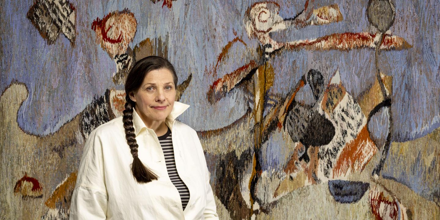 Iveta Vecenāne pie sava tekstildarba &ldquo;Marka Rotko motīvs&rdquo; (2024) no kolekcijas &ldquo;Rotko&rdquo; (2024&ndash;2026). 2025. Foto: Didzis Grodzs