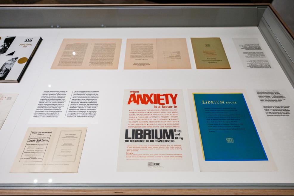 Vitrīna ar Roche grafiskajiem materiāliem un vēsturiskām publikācijām.