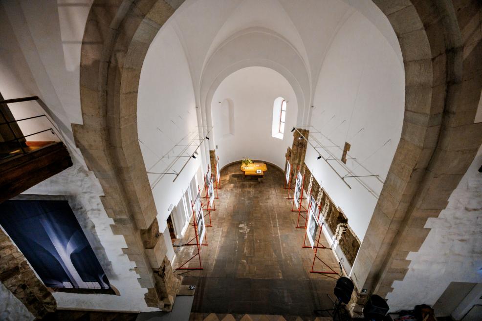 Skats uz izstādes zāli no augšas ar fotogrāfijām un stendiem par Roche arhitektūru.