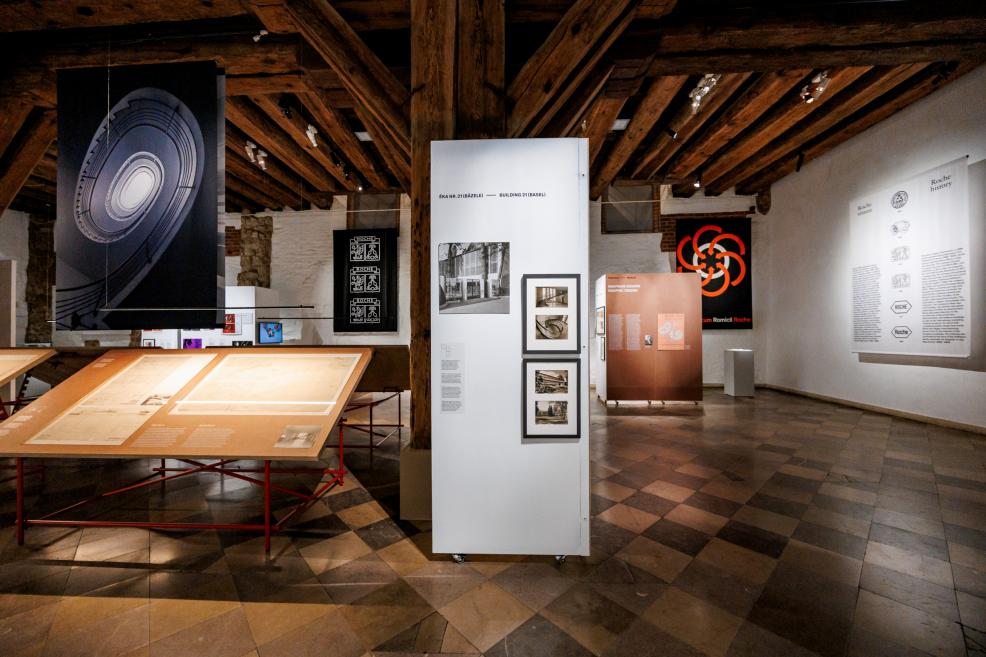 Izstādes ekspozīcija ar arhitektūras rasējumiem un vēsturiskām fotogrāfijām.
