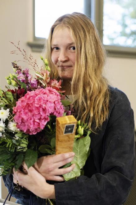 Vijas Celmiņas fonda stipendijas ieguvēja, māksliniece Ieva Putniņa balvas pasnieg&scaron;anā LNMM 20.10.2025. Foto: Kristīne Madjare