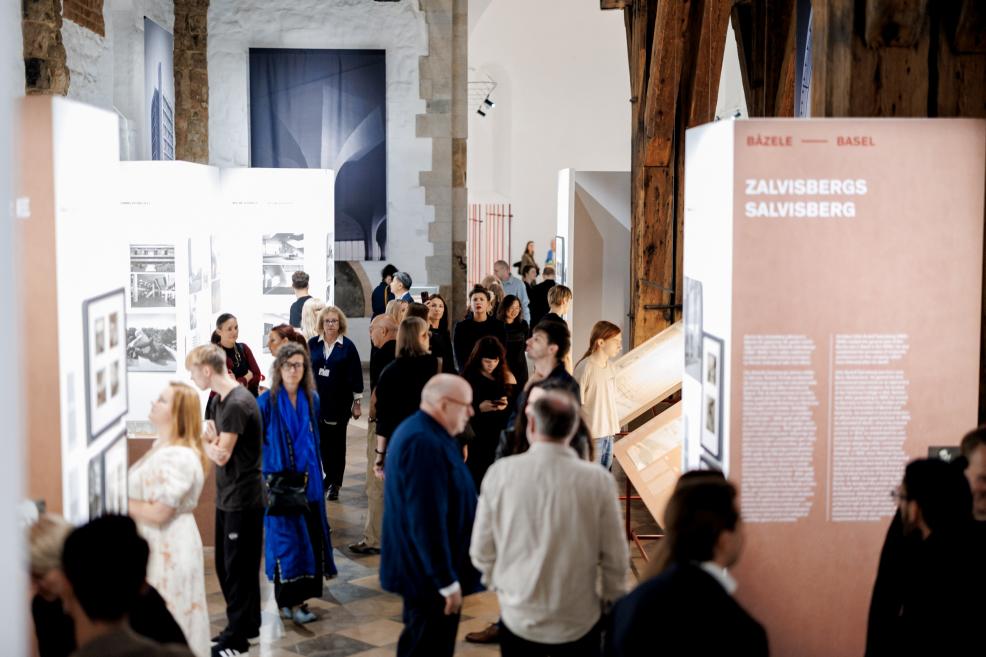 A large crowd in the museum hall observes the exhibition works.