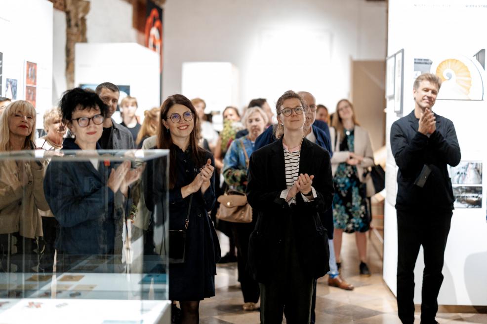 People applauding at the exhibition opening in the museum.