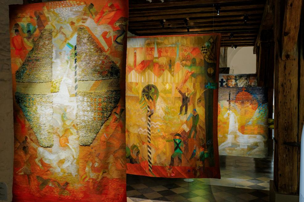 Liela formāta tekstila darbi, kas brīvi izvietoti telpā kā telpiska instalācija.