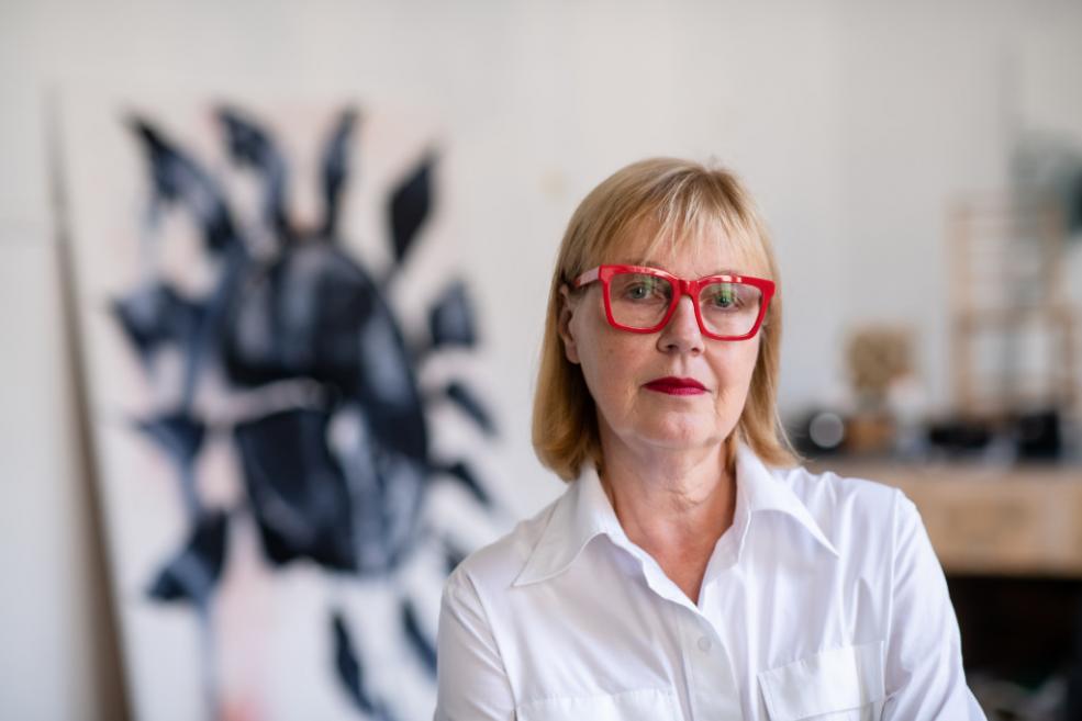 Māksliniece Sandra Krastiņa, projekta &ldquo;Mūra nojauk&scaron;ana. Latvijas māksla 1985&ndash;1991&rdquo; dalībniece. 2022. Foto: Kristaps Kalns