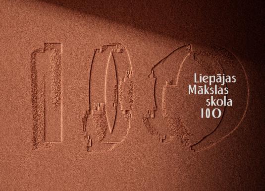 Brūnganā, teksturētā fonā redzams grafisks uzraksts 100 ar baltiem burtiem Liepājas Mākslas skola 100.
