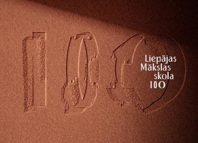 Brūnganā, teksturētā fonā redzams grafisks uzraksts 100 ar baltiem burtiem Liepājas Mākslas skola 100.