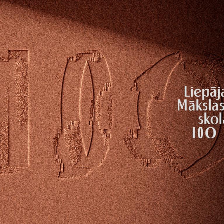 Brūnganā, teksturētā fonā redzams grafisks uzraksts 100 ar baltiem burtiem Liepājas Mākslas skola 100.