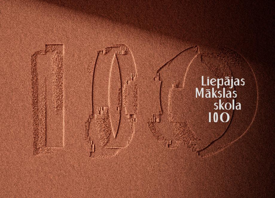 Tumši sarkanbrūns grafisks plakāts ar stilizētu ciparu 100 un uzrakstu Liepājas Mākslas skola 100.