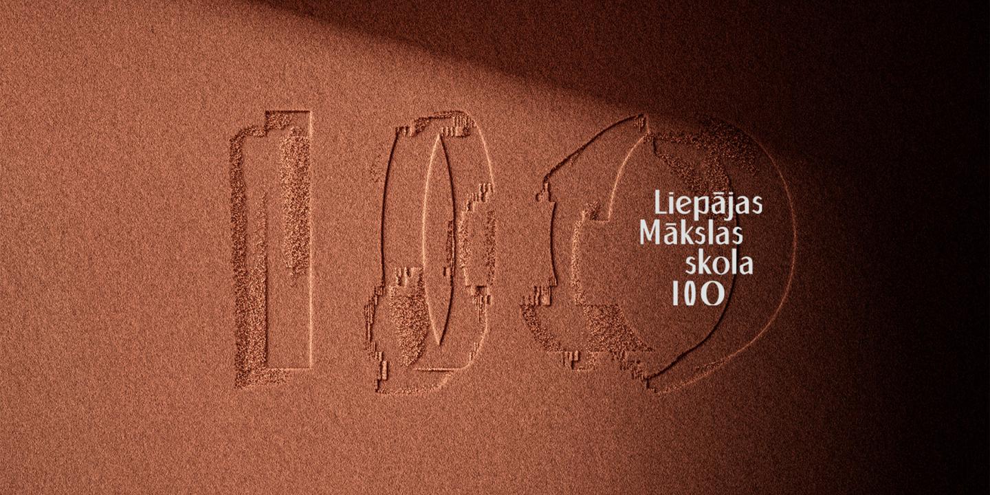 Brūnganā, teksturētā fonā redzams grafisks uzraksts 100 ar baltiem burtiem Liepājas Mākslas skola 100.