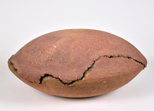 Trīs cilvēki aplūko priekšmetus baltā vitrīnā