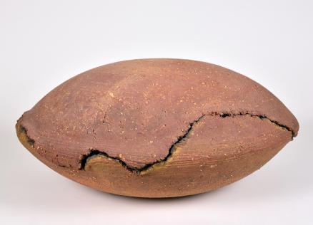 Trīs cilvēki aplūko priekšmetus baltā vitrīnā