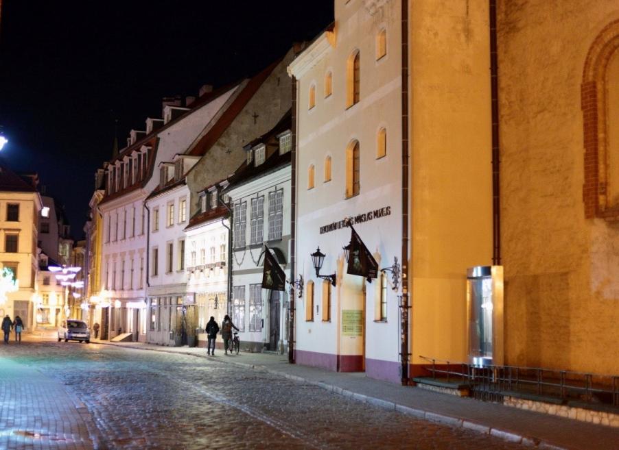 Dekoratīvās mākslas un dizaina muzeja fasāde naktī. Foto: Uldis Muzikants