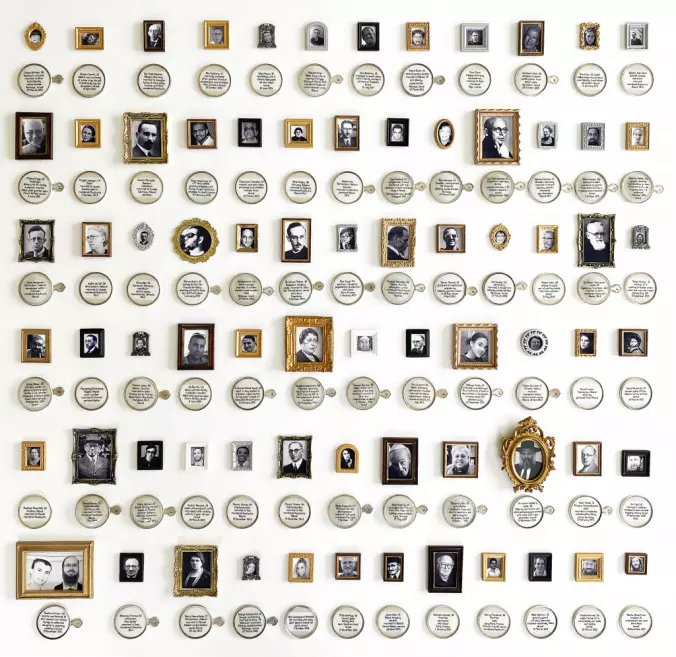 Kārena Gārfena (Caren Garfen, Lielbritānija). Atlase II. 2022. Kokvilna, zīda diegi, 74 retro oftalmiskās lēcas, 74 miniatūri gleznu rāmji, fotogrāfijas; &scaron;uvums, roku darbs. Autores īpa&scaron;ums. Publicitātes foto
