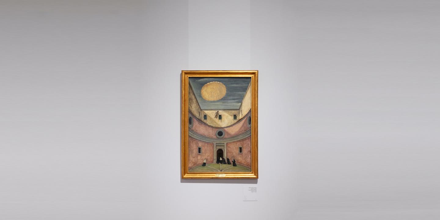 Glezna zelta rāmī pie baltas izstāžu zāles sienas; attēlots arhitektūras pagalms ar skatu uz augšu, kur debesīs redzams krītošs cilvēks ar izpletni, bet apakšā stāv melnos tērpos tērptas figūras.