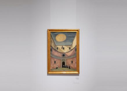 Glezna zelta rāmī pie baltas izstāžu zāles sienas; attēlots arhitektūras pagalms ar skatu uz augšu, kur debesīs redzams krītošs cilvēks ar izpletni, bet apakšā stāv melnos tērpos tērptas figūras.