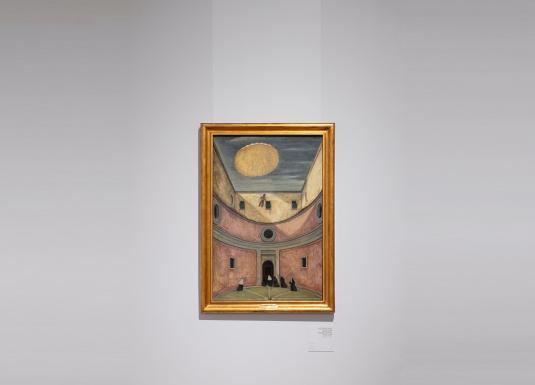 Glezna zelta rāmī pie baltas izstāžu zāles sienas; attēlots arhitektūras pagalms ar skatu uz augšu, kur debesīs redzams krītošs cilvēks ar izpletni, bet apakšā stāv melnos tērpos tērptas figūras.