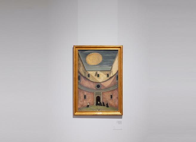 Glezna zelta rāmī pie baltas izstāžu zāles sienas; attēlots arhitektūras pagalms ar skatu uz augšu, kur debesīs redzams krītošs cilvēks ar izpletni, bet apakšā stāv melnos tērpos tērptas figūras.