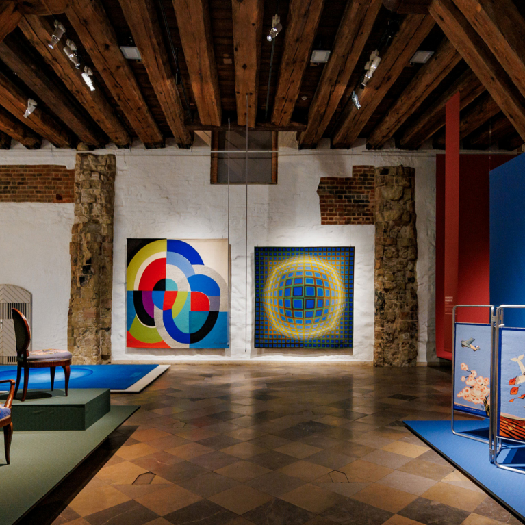 Dekoratīvās mākslas un dizaina muzeja izstāžu zāle ar dizaina priekšmetiem un mūsdienu mākslas darbiem.