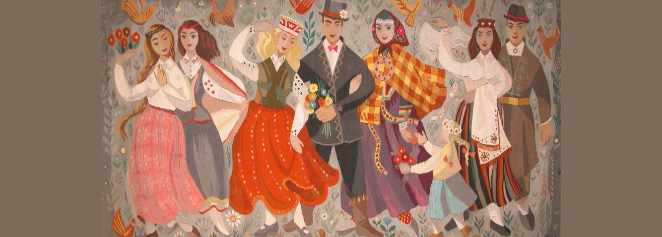 Krāsains gobelēns ar folklorizēti tērptu cilvēku grupu, kas stāv ziedu un putnu rakstu fonā.