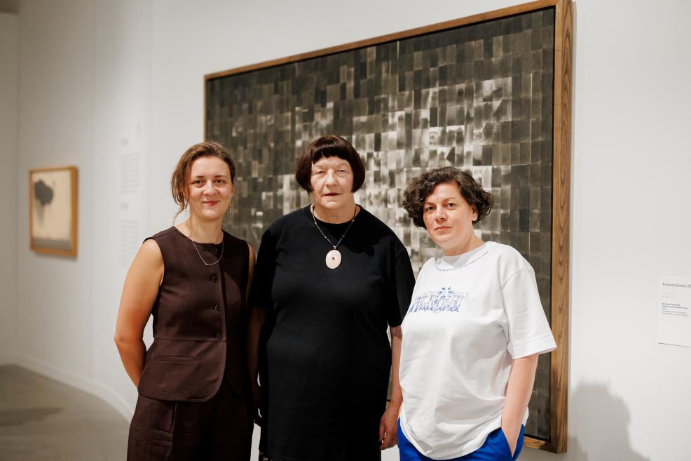 Izstādes "Iemiesotā doma" kuratores &ndash; Monta Cimdiņa, Māra Lāce, Maija Kur&scaron;eva. Foto: Kaspars Teilāns