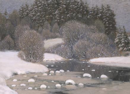 Tuvplāna fragments ar plēstas faktūras papīra gabaliem spilgti oranžā un tumši pelēkā tonī, pārklājoties uz balta fona.